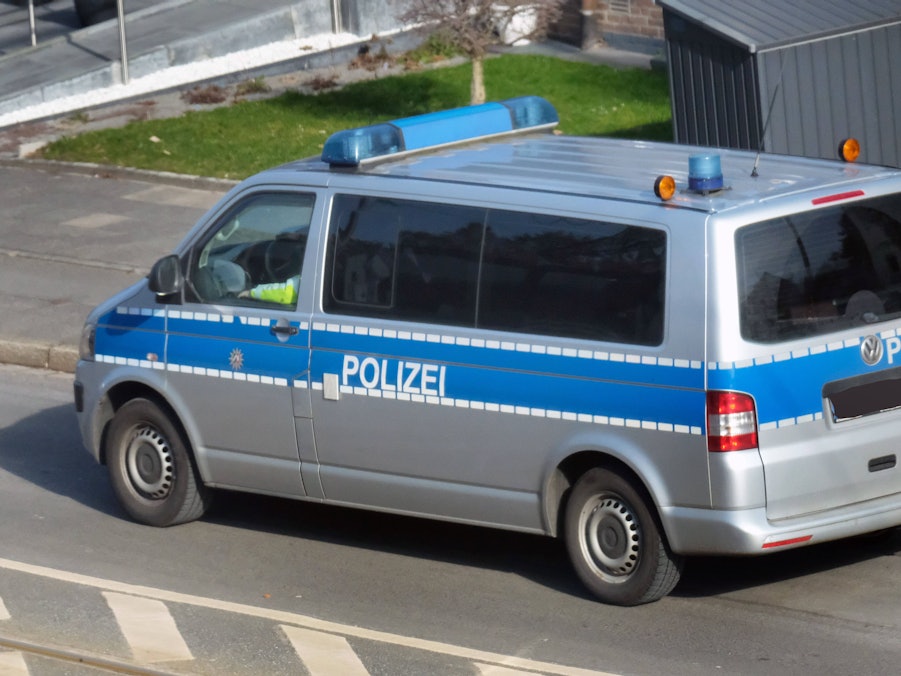 Deutsches Polizeifahrzeug im Einsatz