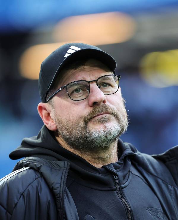 Fußballtrainer Steffen Baumgart steht am Rande eines Spiels.