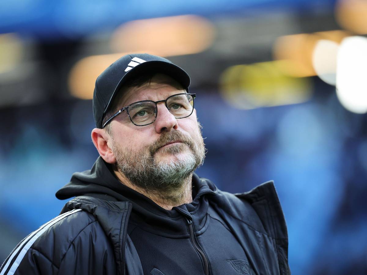 Fußballtrainer Steffen Baumgart steht am Rande eines Spiels.