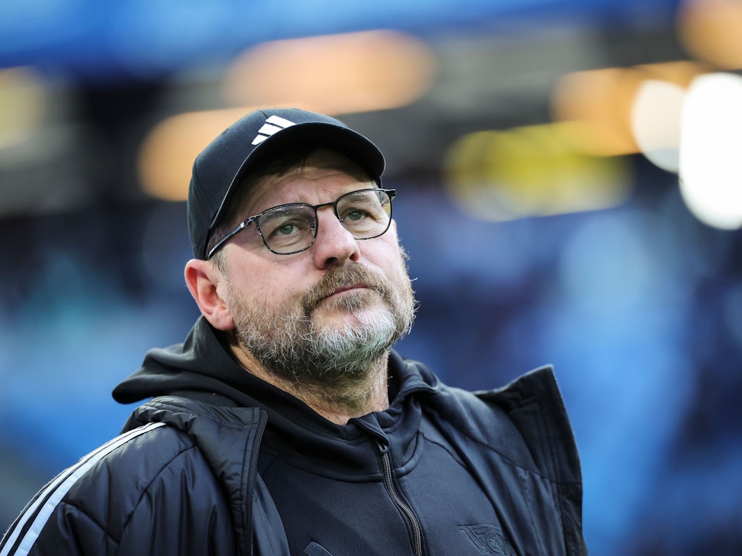 Trainer Steffen Baumgart steht vor dem Spiel im Stadion.