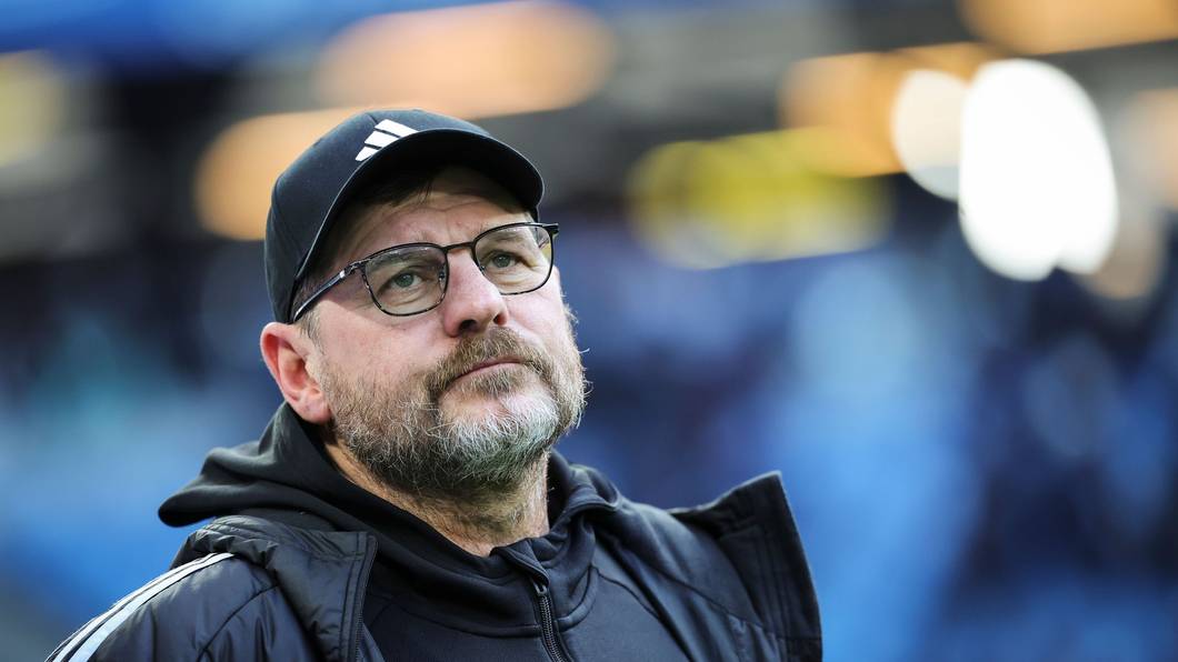 Fußballtrainer Steffen Baumgart steht am Rande eines Spiels.