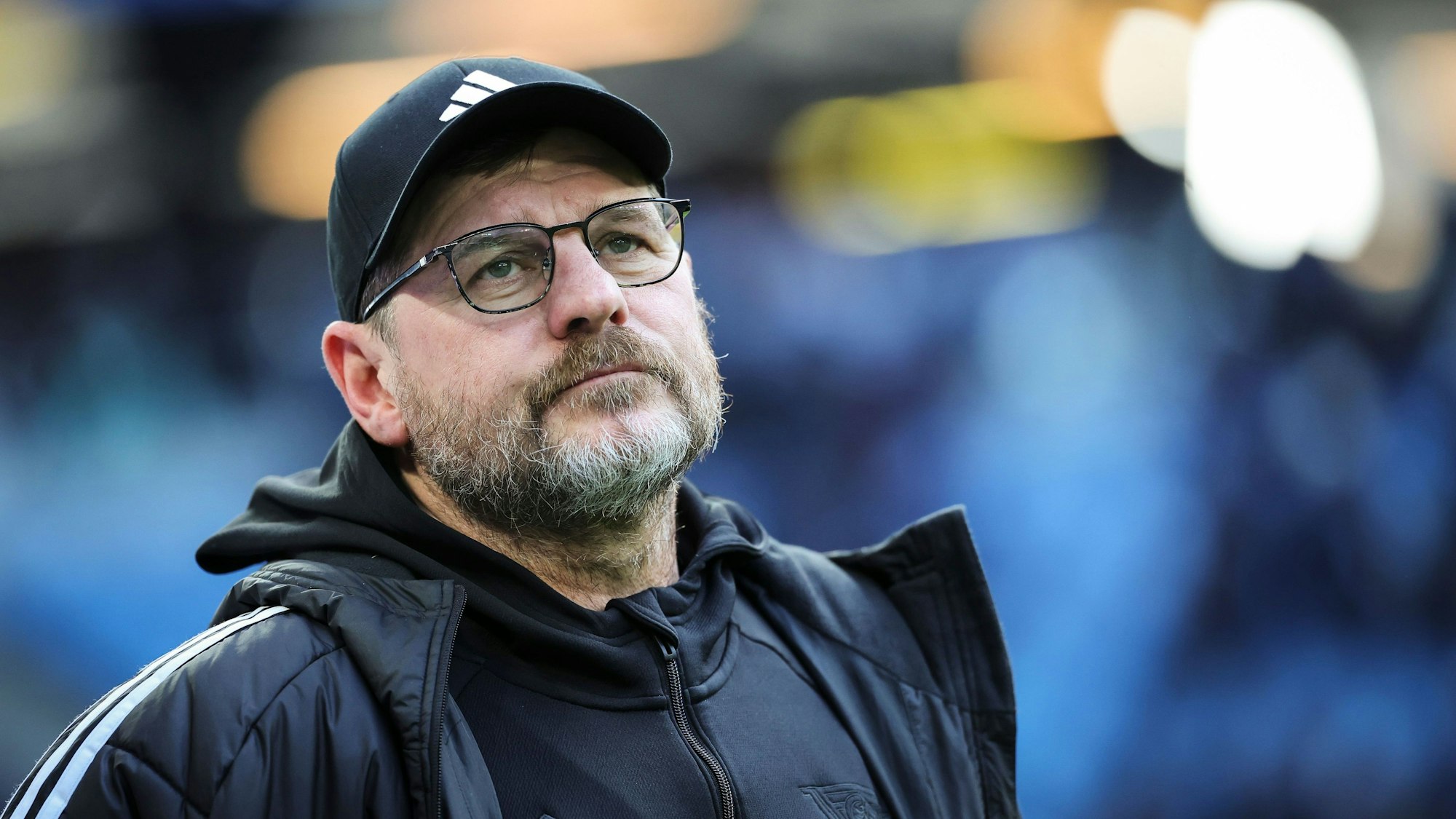 Trainer Steffen Baumgart steht vor dem Spiel im Stadion.