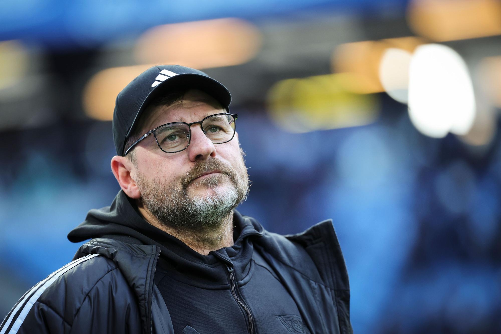 Fußballtrainer Steffen Baumgart steht am Rande eines Spiels.