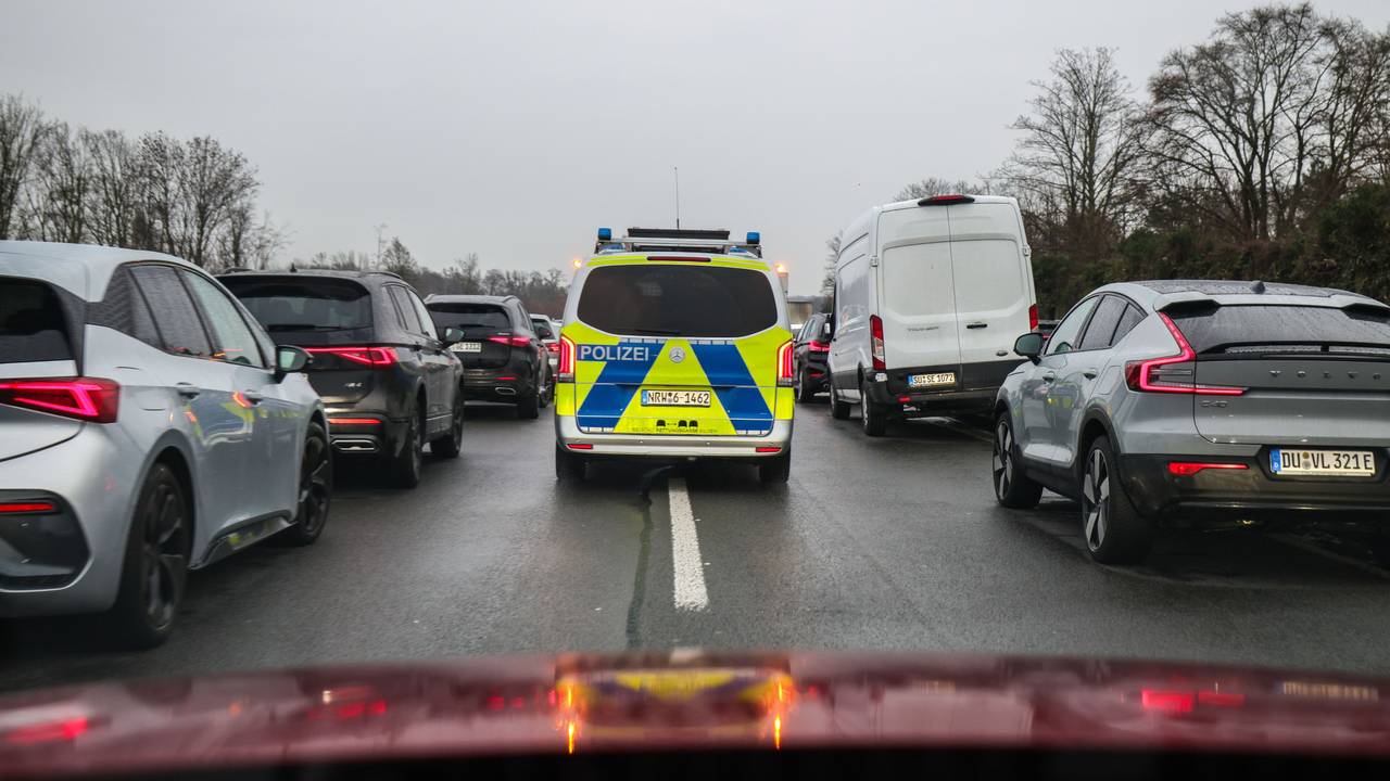 Polizeibeamte fahren mit ihrem Fahrzeug durch die Rettungsgasse nach einem Schadensereignis.