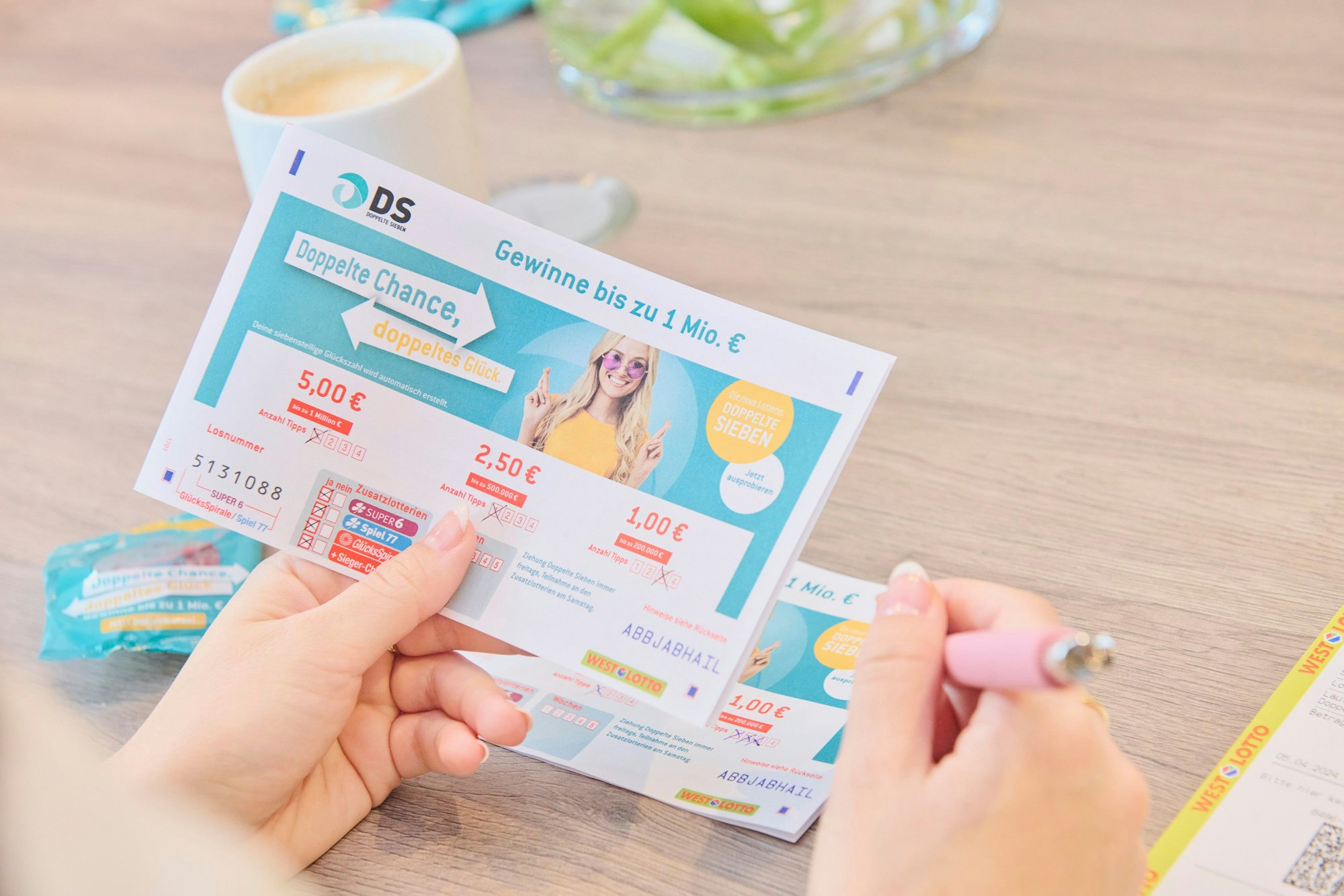 Hier kommt das Glück von vorn und von hinten: Bei der neuen Nummernlotterie Doppelte Sieben wird die Gewinnzahl von beiden Seiten gelesen.