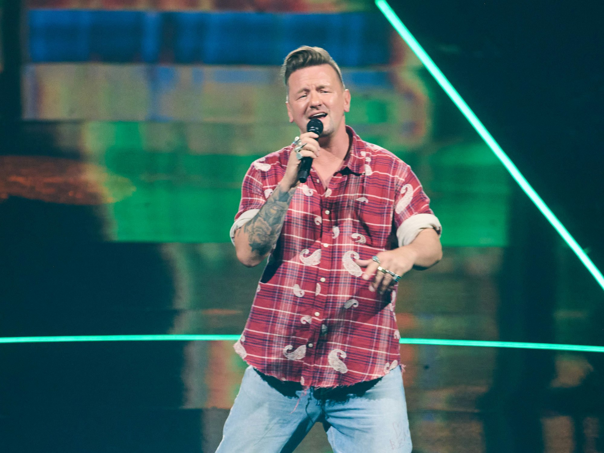 Ben Zucker singt auf der Bühne der Westfalenhalle Dortmund.