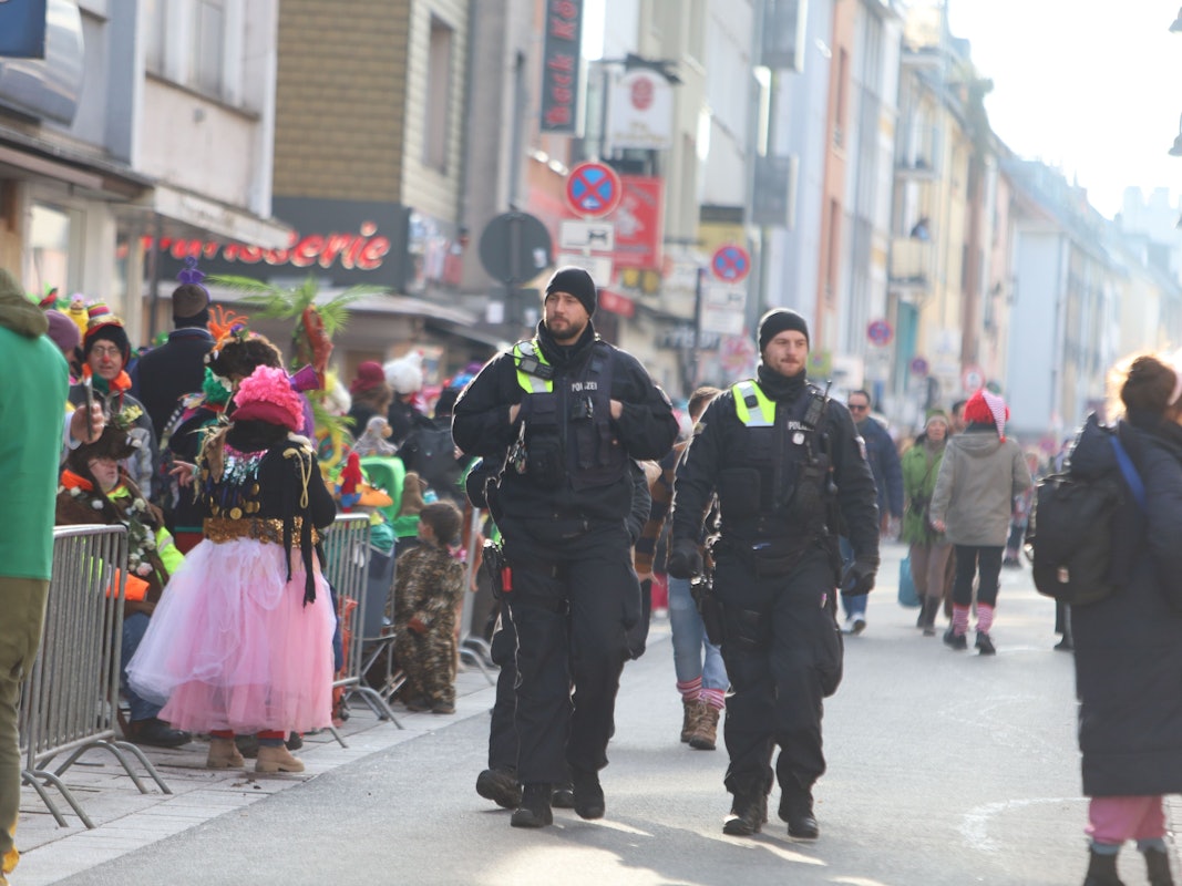Einsatzkräfte der Polizei beim Rosenmontagsumzug in Köln