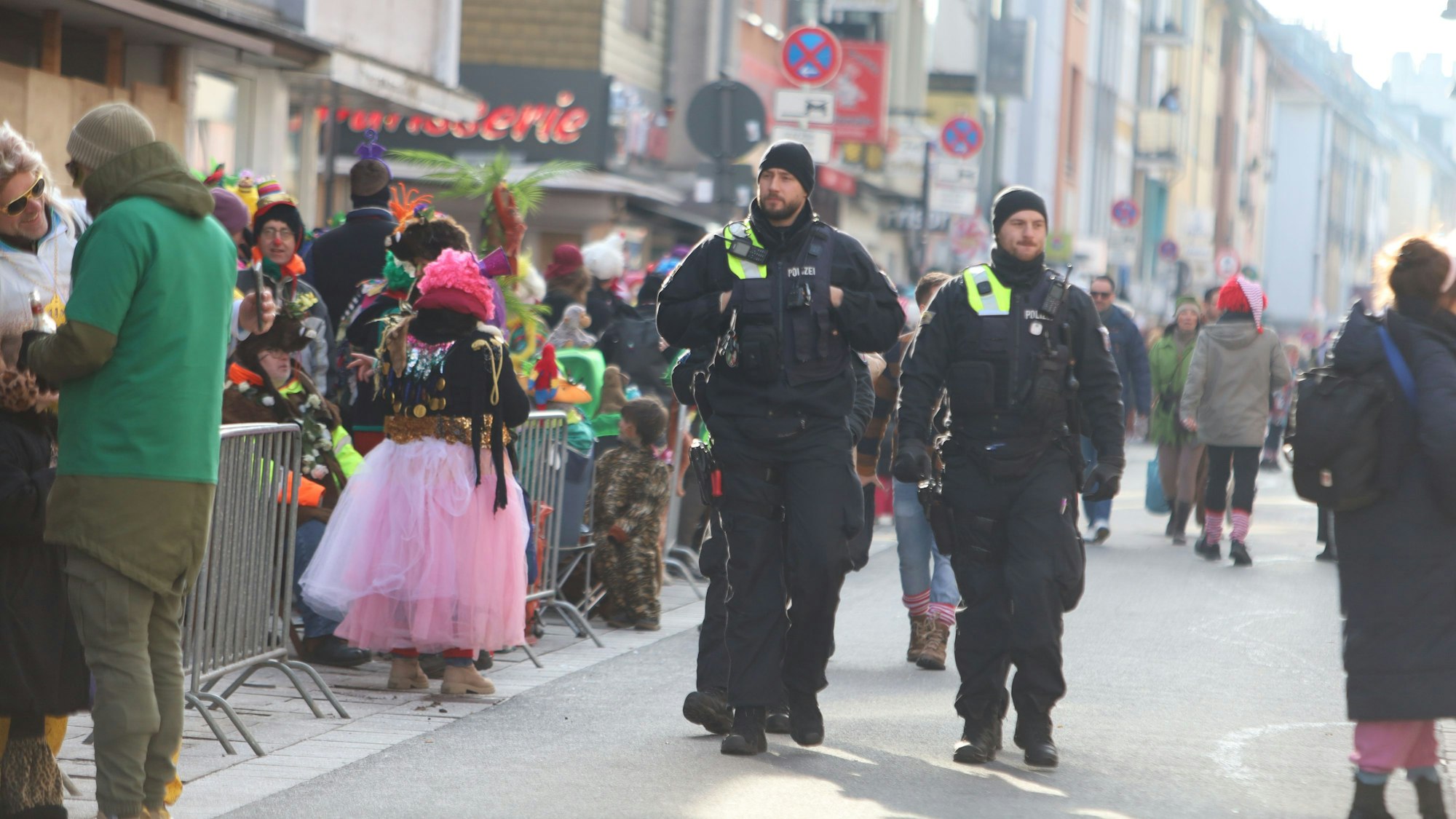 Einsatzkräfte der Polizei beim Rosenmontagsumzug in Köln