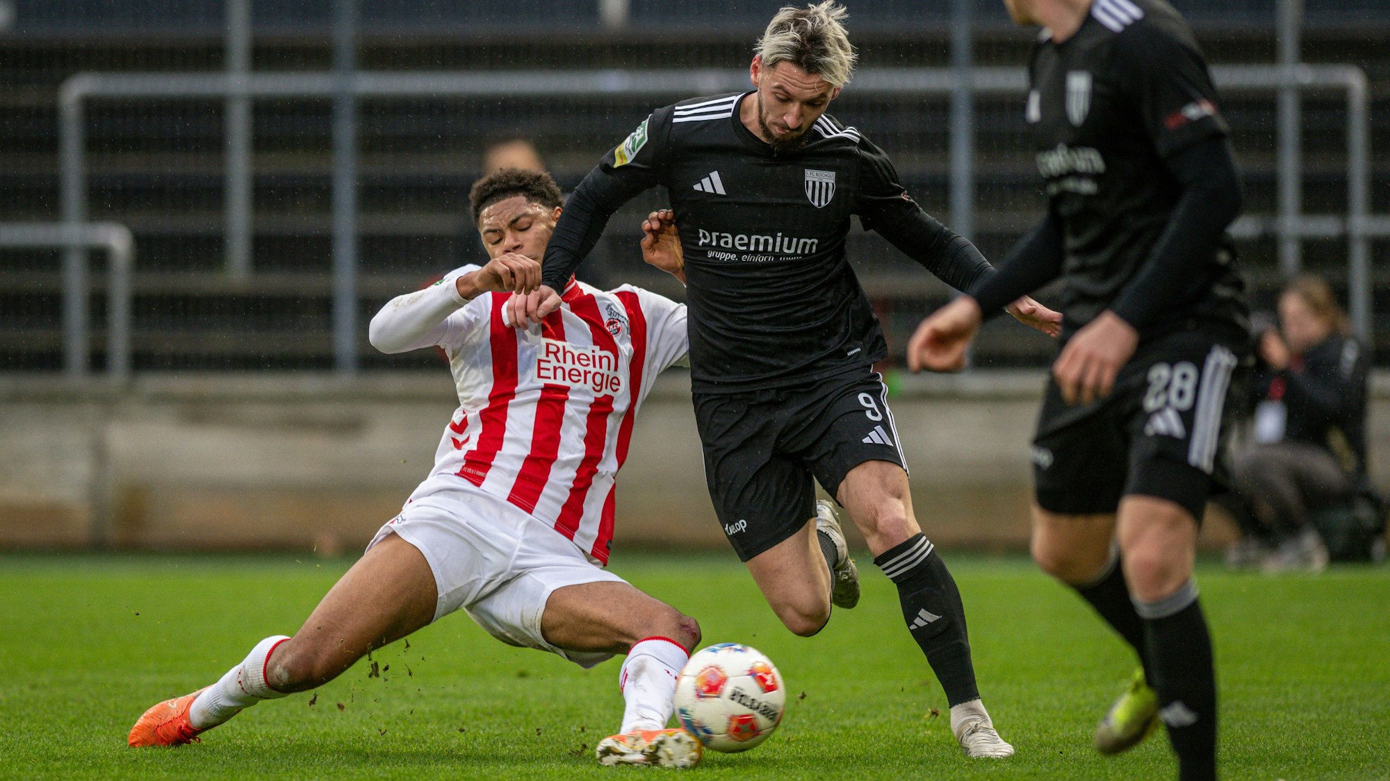 Yannick Mausehund und Cedric Euschen im Kampf um den Ball.