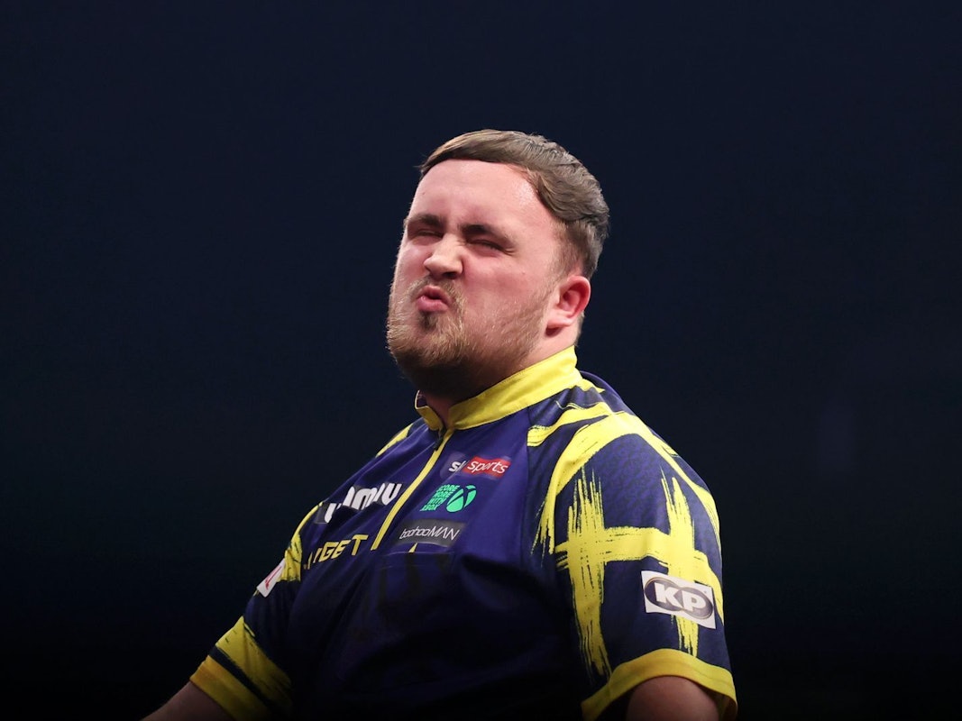 Luke Littler wird seine Darts-Pfeile künftig bei ProSieben fliegen lassen. Zumindest bei der Darts-WM. (Bild: 2026 Getty Images/Morgan Harlow)