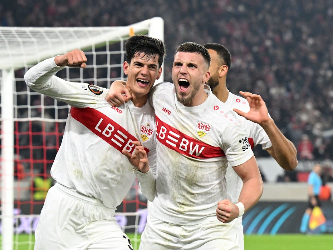 Chema Andres (l.) bejubelt sein Tor zum 3:2 mit Ermedin Demirovic.