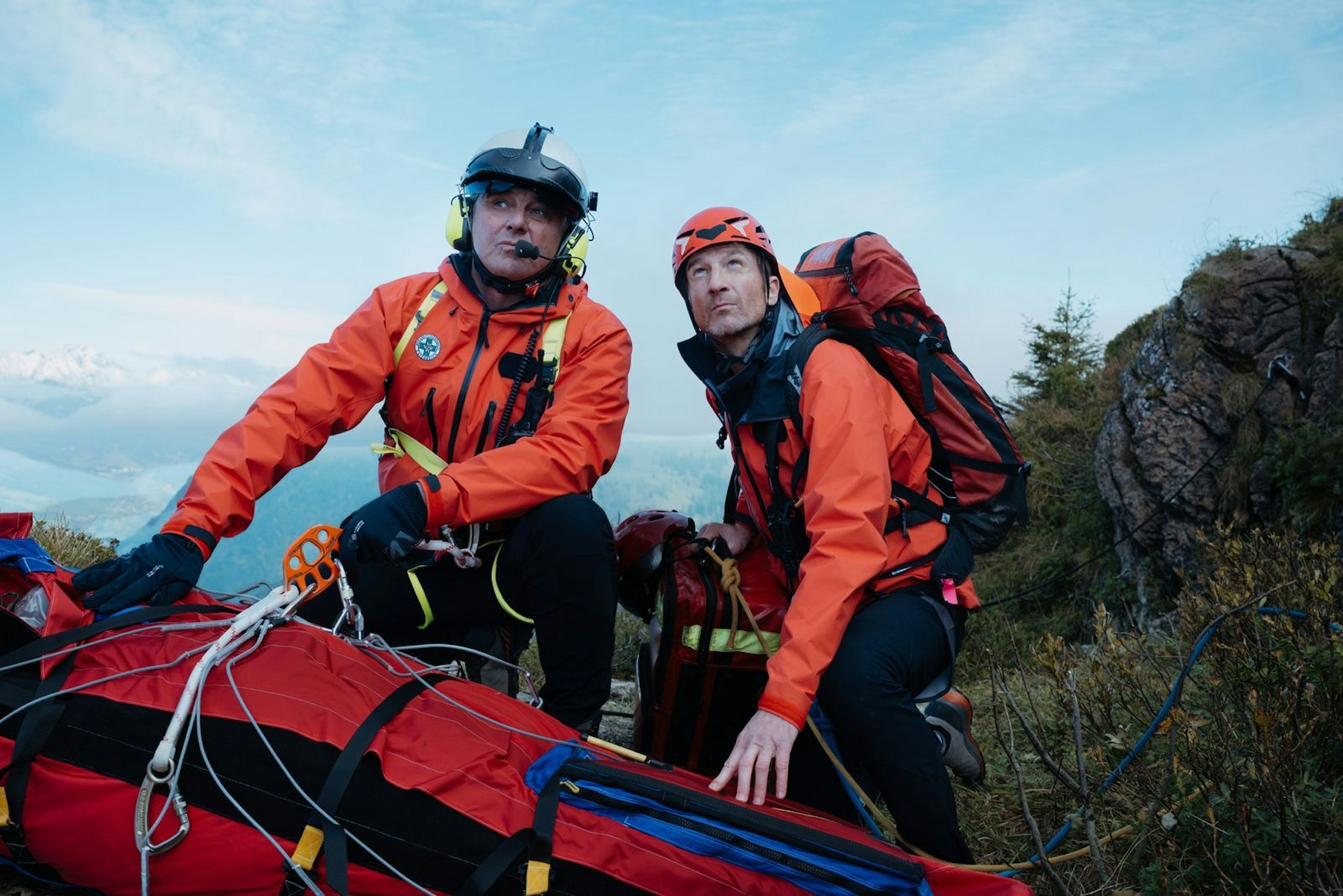 Am Berg ist ein Bergsteiger verunglückt. Die Gebrüder Hans (Heiko Ruprecht, rechts) und Martin Gruber helfen bei der Rettung. (Bild: ZDF/Sabine Finger Fotografie)