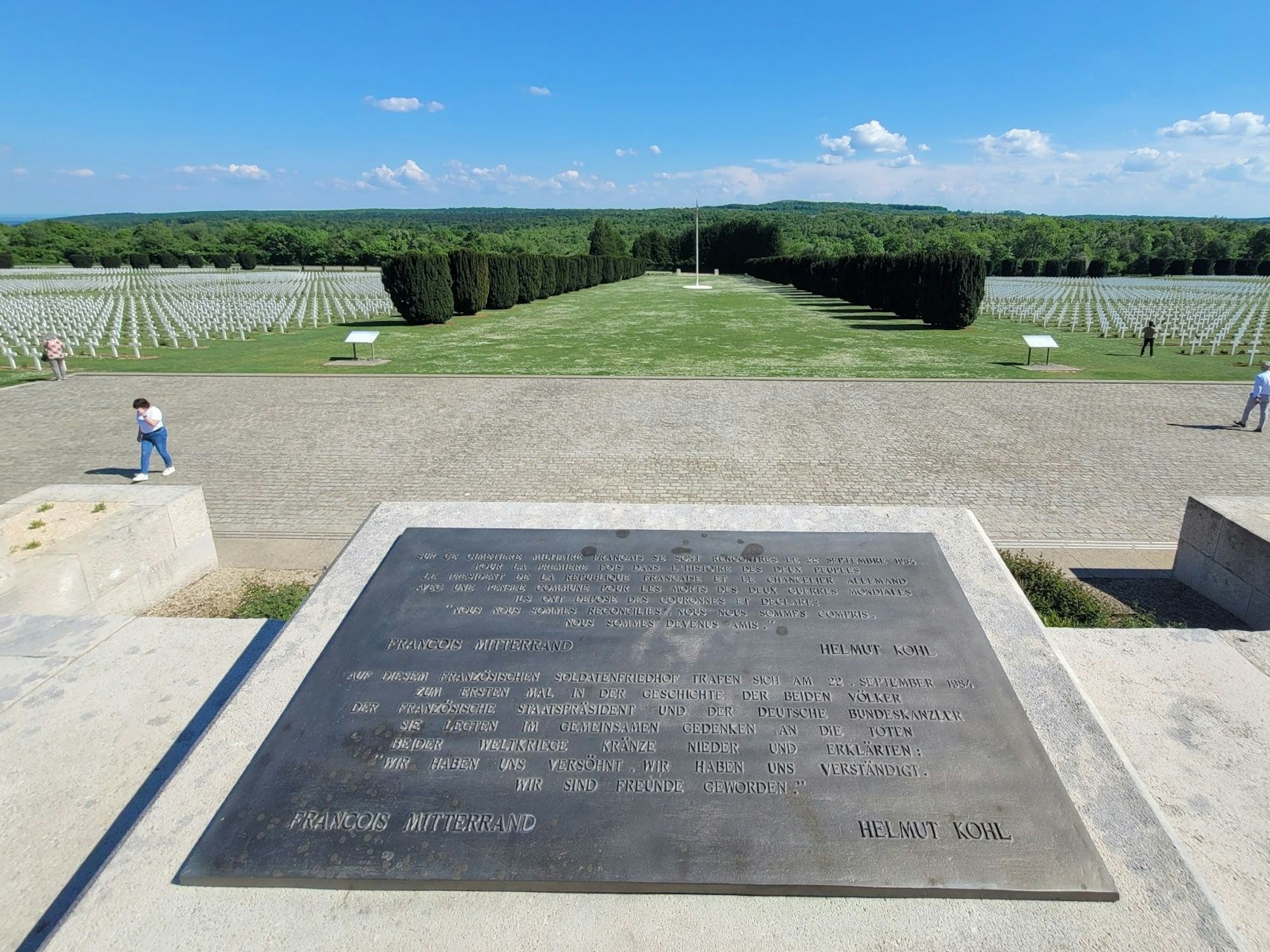 Gräberfeld mit Gedenkplatte in Verdun