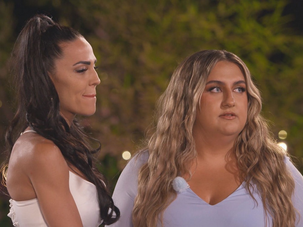 Kurz vor dem Finale halten Elena Miras (links) und Moderatorin Sandra Safiulov die Spannung kaum aus. (Bild: RTL)