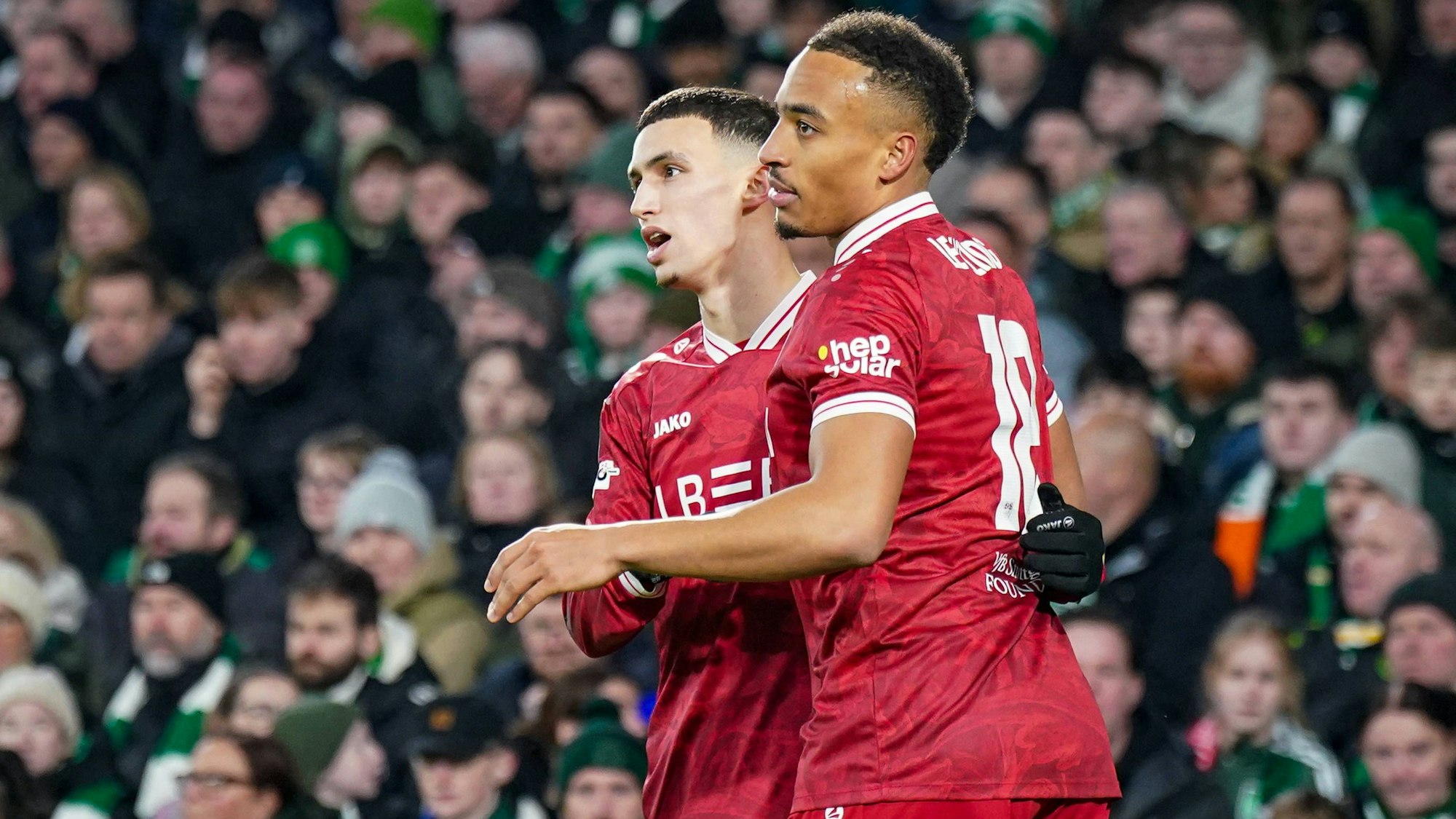 Bilal El Khannouss (l.) und Jamie Leweling jubeln gemeinsam nach einem Treffer.