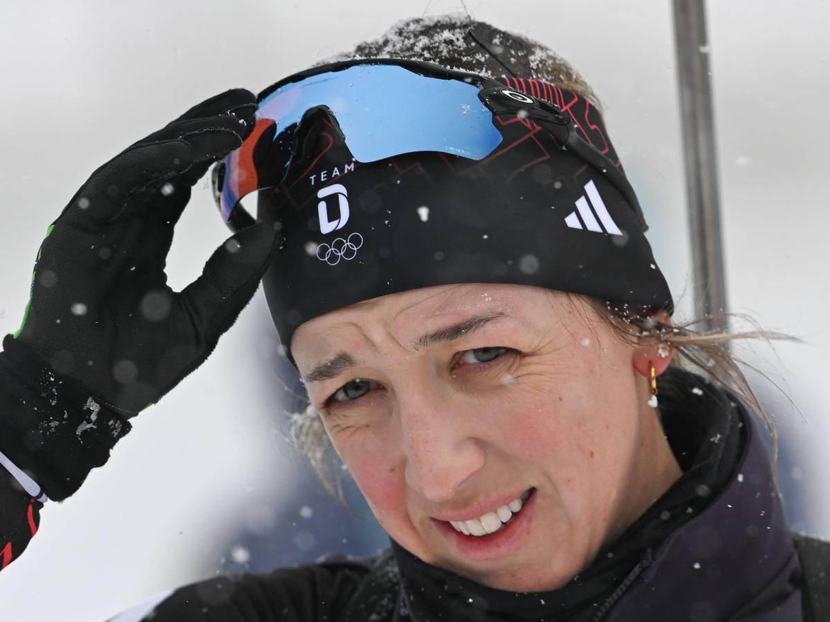 Franziska Preuß richtet sich beim Training die Brille.