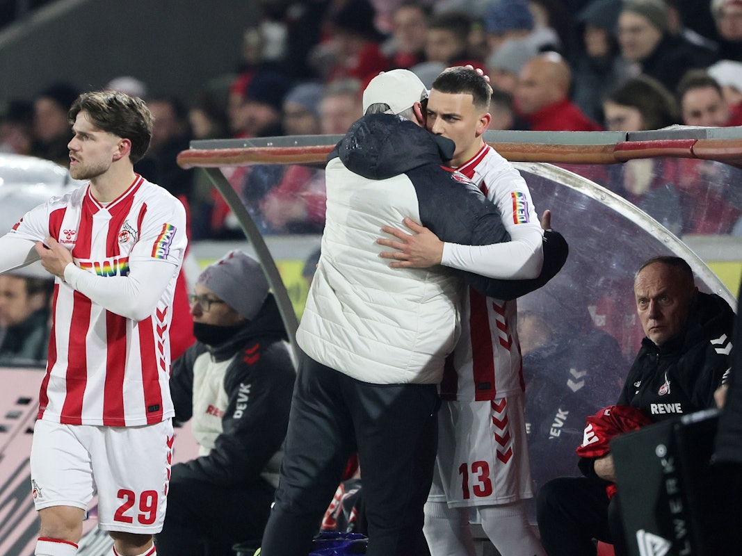 Lukas Kwasniok umarmt Said El Mala.