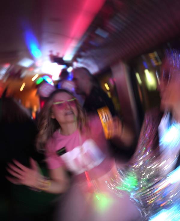 Verkleidete Karnevalisten feiern im Partyabteil im Pappnasen Express auf der Fahrt von Hamburg nach Köln.