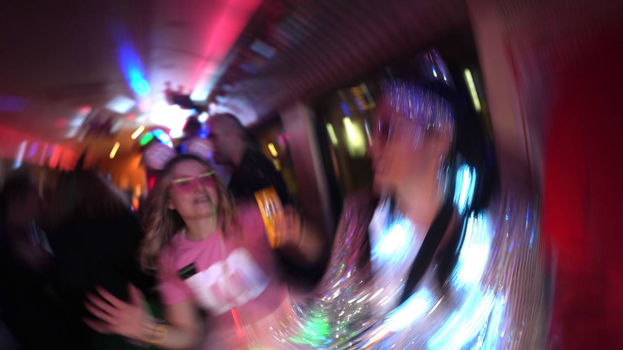 Verkleidete Karnevalisten feiern im Partyabteil im Pappnasen Express auf der Fahrt von Hamburg nach Köln.