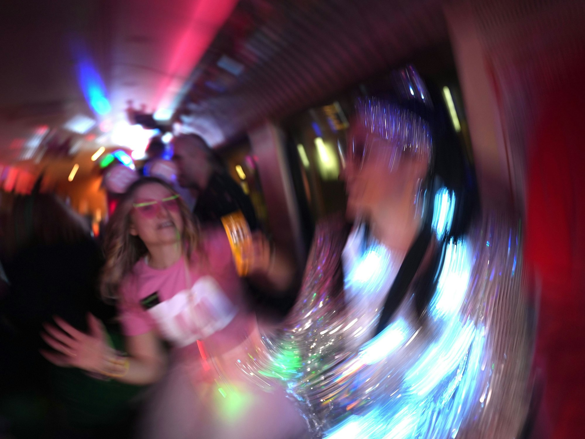 Verkleidete Karnevalisten feiern im Partyabteil im Pappnasen Express auf der Fahrt von Hamburg nach Köln.