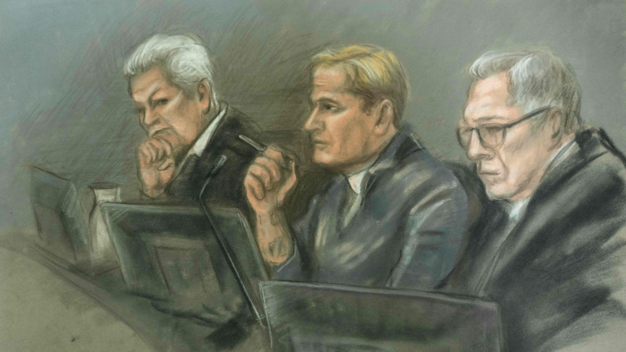 Eine Gerichtszeichnung zeigt Marius Borg Høiby in der Mitte, flankiert von seinen Verteidigern Ellen Holager Andenæs und Petar Sekulic.