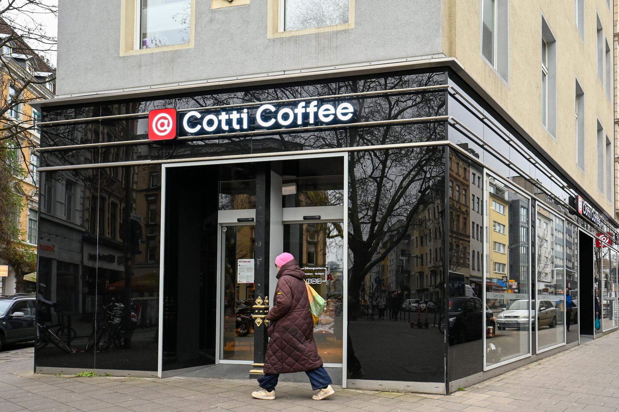 Die Cotti-Filiale auf der Bonner Straße. Das Unternehmen eröffnet derzeit in Rekordtempo neue Filialen in Deutschland und bietet Kaffee zu Billig-Preisen an.