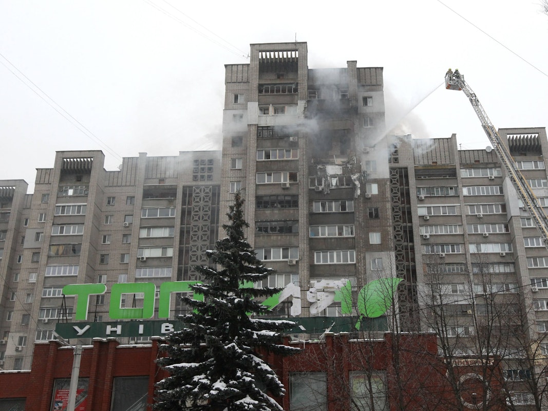 Die Feuerwehr löscht einen Brand in einem 16-stöckigen Wohnhaus in Dnipro, das von einer russischen Drohne getroffen worden ist.