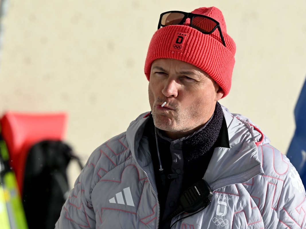 Sportdirektor Felix Bitterling mit einem Lutscher im Mund in der Anterselva Biathlon Arena.