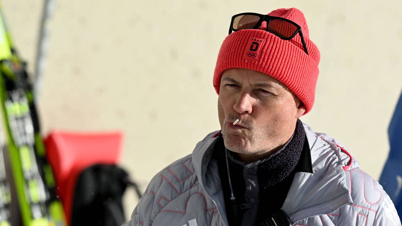 Sportdirektor Felix Bitterling mit einem Lutscher im Mund in der Anterselva Biathlon Arena.