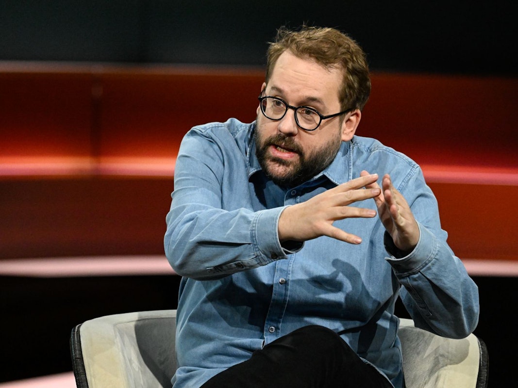 Kriegsreporter Paul Ronzheimer erklärte emotional, wie einprägsam sein Einsatz in Butscha und Irpin war. (Bild: ZDF / Markus Hertrich)