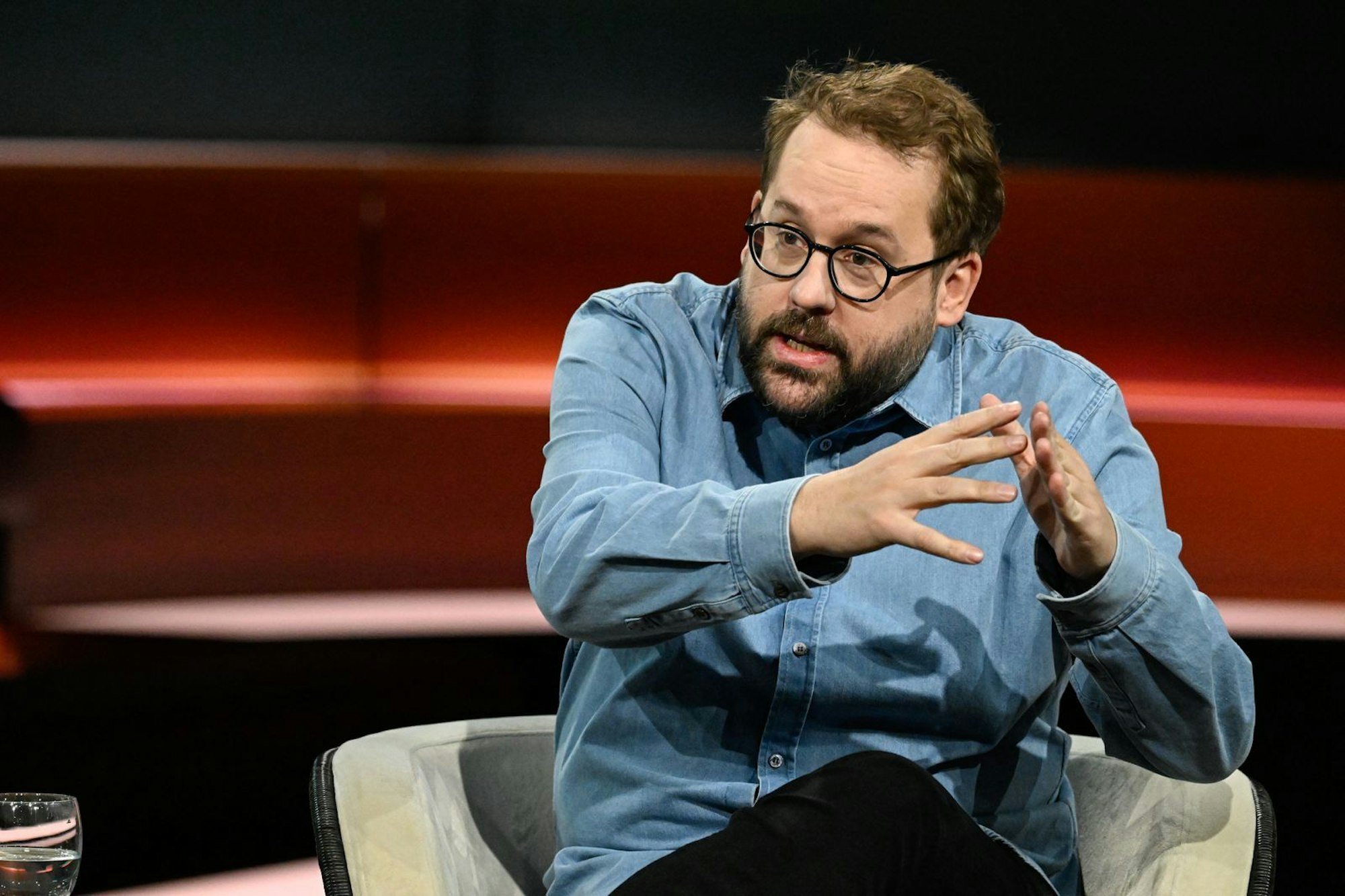 Kriegsreporter Paul Ronzheimer erklärte emotional, wie einprägsam sein Einsatz in Butscha und Irpin war. (Bild: ZDF / Markus Hertrich)