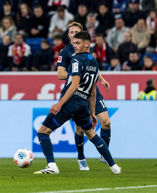 Said El Mala schießt den Ball an der Hoffenheimer Defensive vorbei ins Tor.