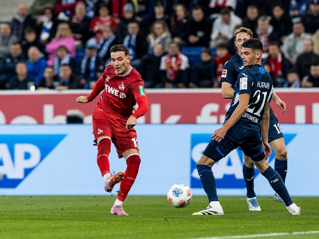 Said El Mala schießt den Ball an der Hoffenheimer Defensive vorbei ins Tor.