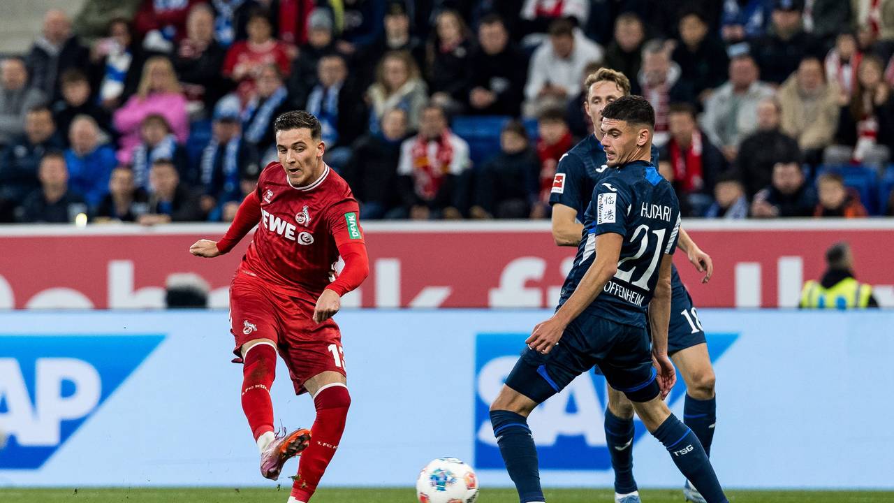 Said El Mala schießt den Ball an der Hoffenheimer Defensive vorbei ins Tor.