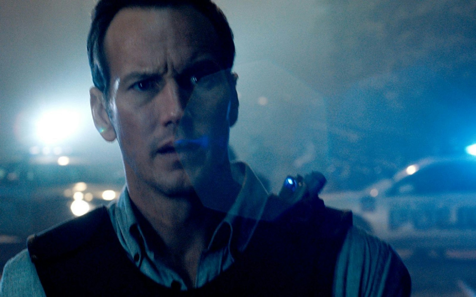 Während Michael durch den Pendlerzug hetzt, hält sein Ex-Kollege Murphy (Patrick Wilson) draußen die Stellung. (Bild: RTL / © 2018 STUDIOCANAL S.A.S. TF1 FILMS PRODUCTION S.A.S.)