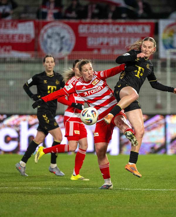 Dina Orschmann (l.) und Carlotta Imping im Zweikampf um den Ball.