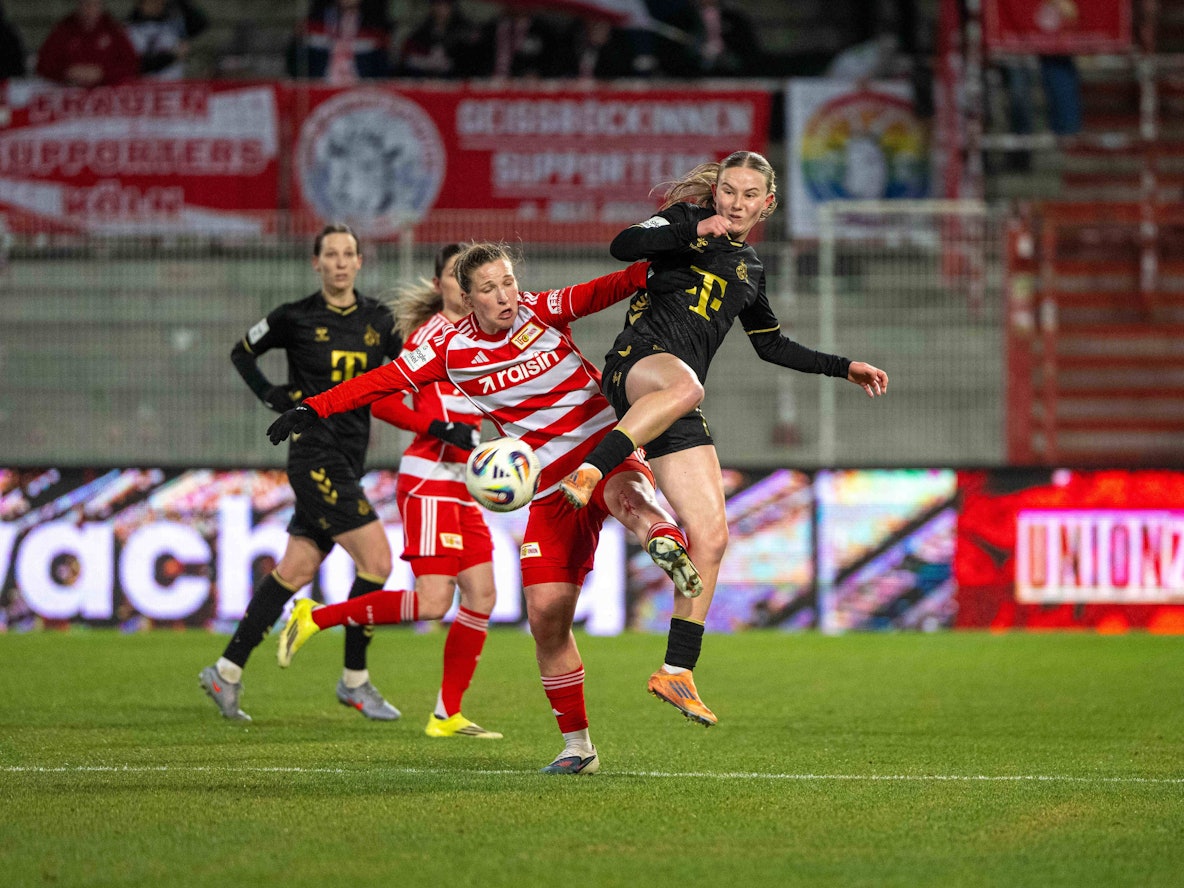 Dina Orschmann (l.) und Carlotta Imping im Zweikampf um den Ball.