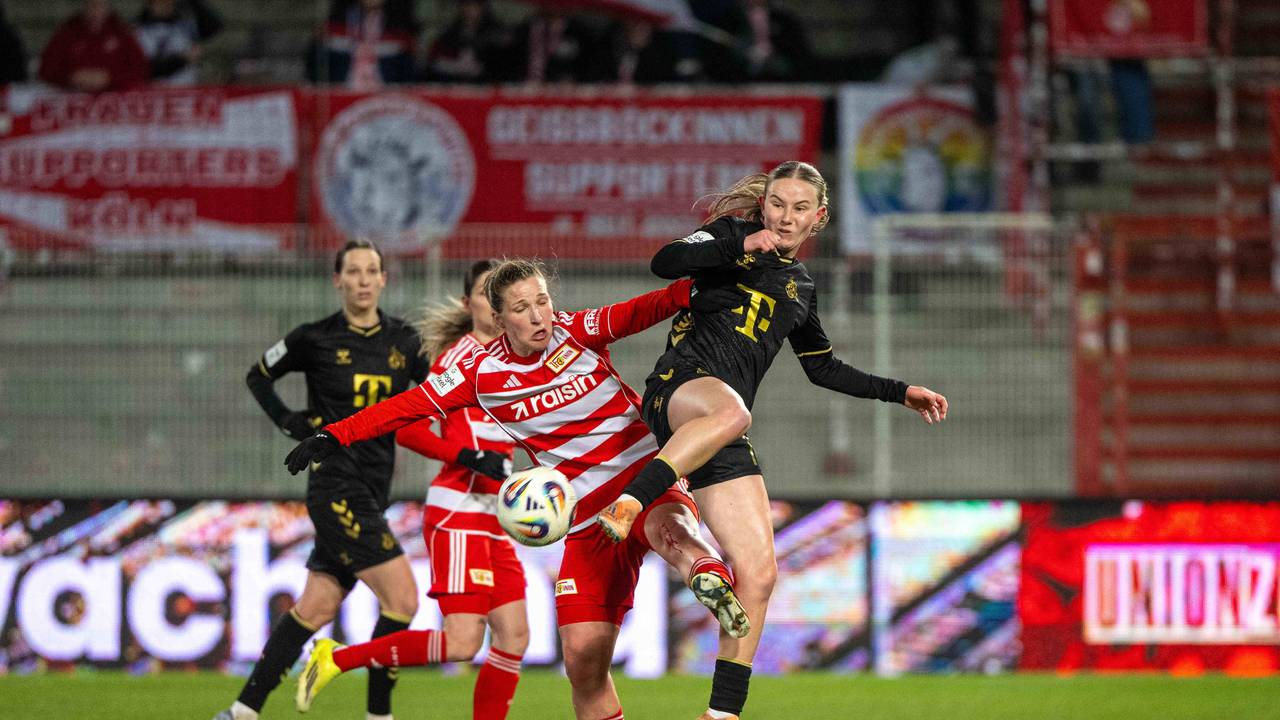 Dina Orschmann (l.) und Carlotta Imping im Zweikampf um den Ball.