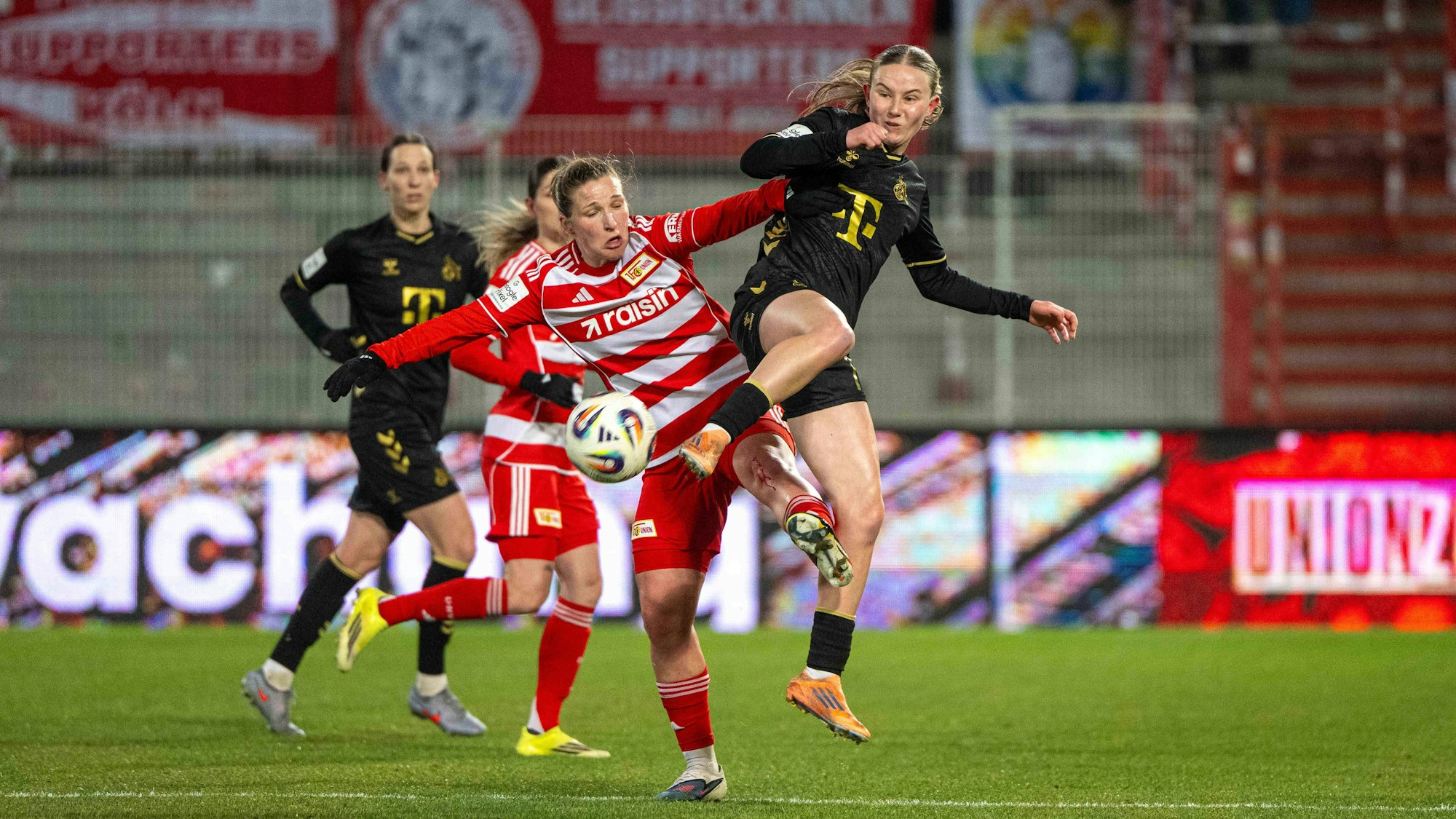 Dina Orschmann (l.) und Carlotta Imping im Zweikampf um den Ball.