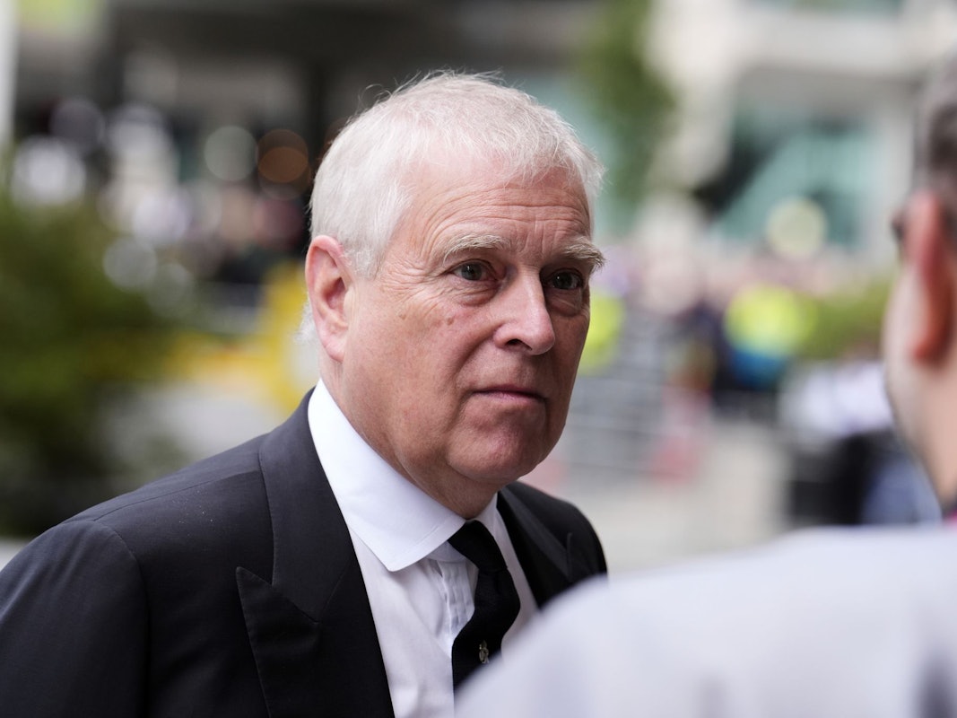 Andrew schaut zur Seite.