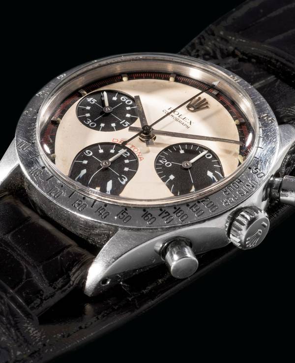 Eine breite Herrenuhr an einem Lederband