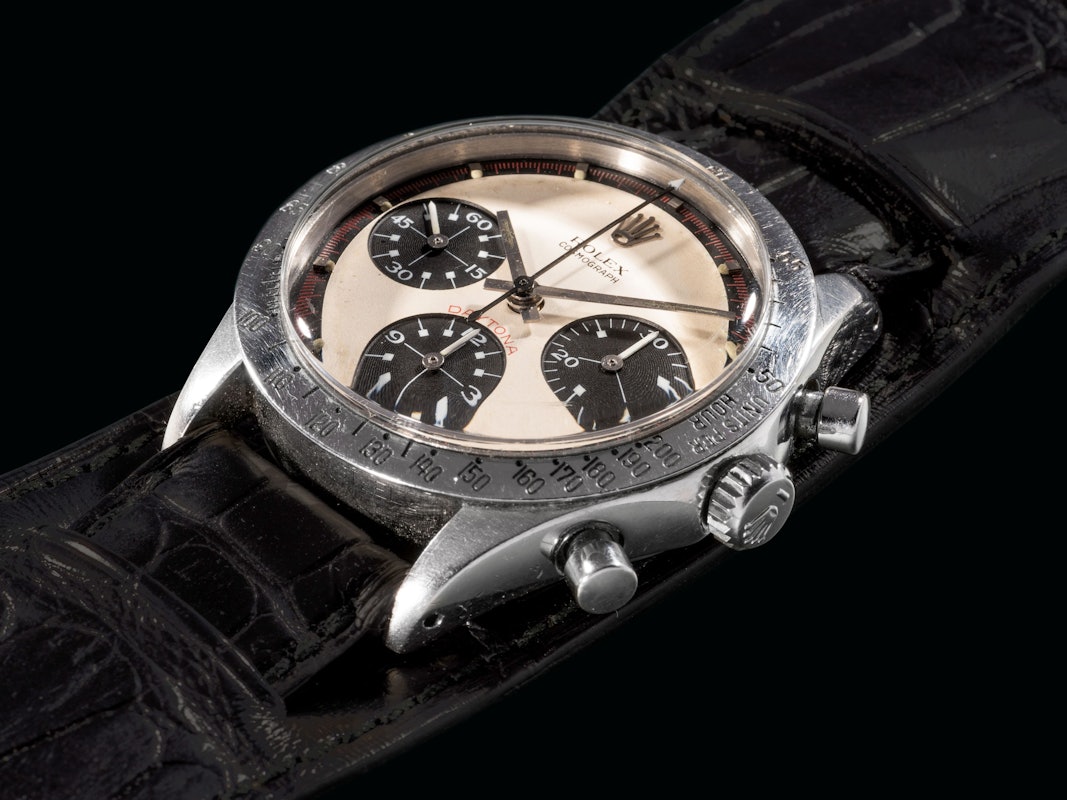 Eine breite Herrenuhr an einem Lederband