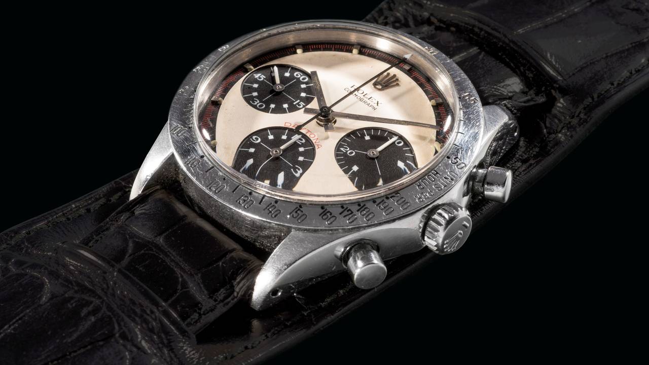 Eine breite Herrenuhr an einem Lederband