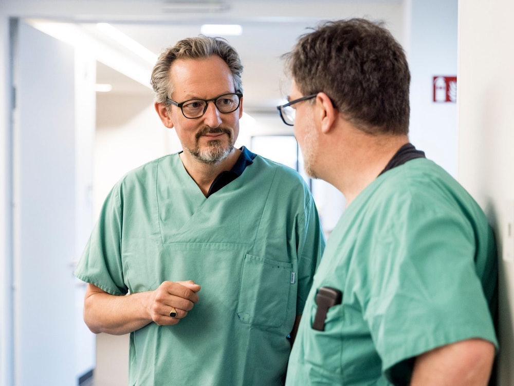 Eckart von Hirschhausen lässt sich von dem Diabetologen Dr. Jan Theil (rechts) erklären, wie stark Zucker sämtliche Organe und Blutgefäße im Körper schädigt. (Bild: WDR / Thomas Kierok)