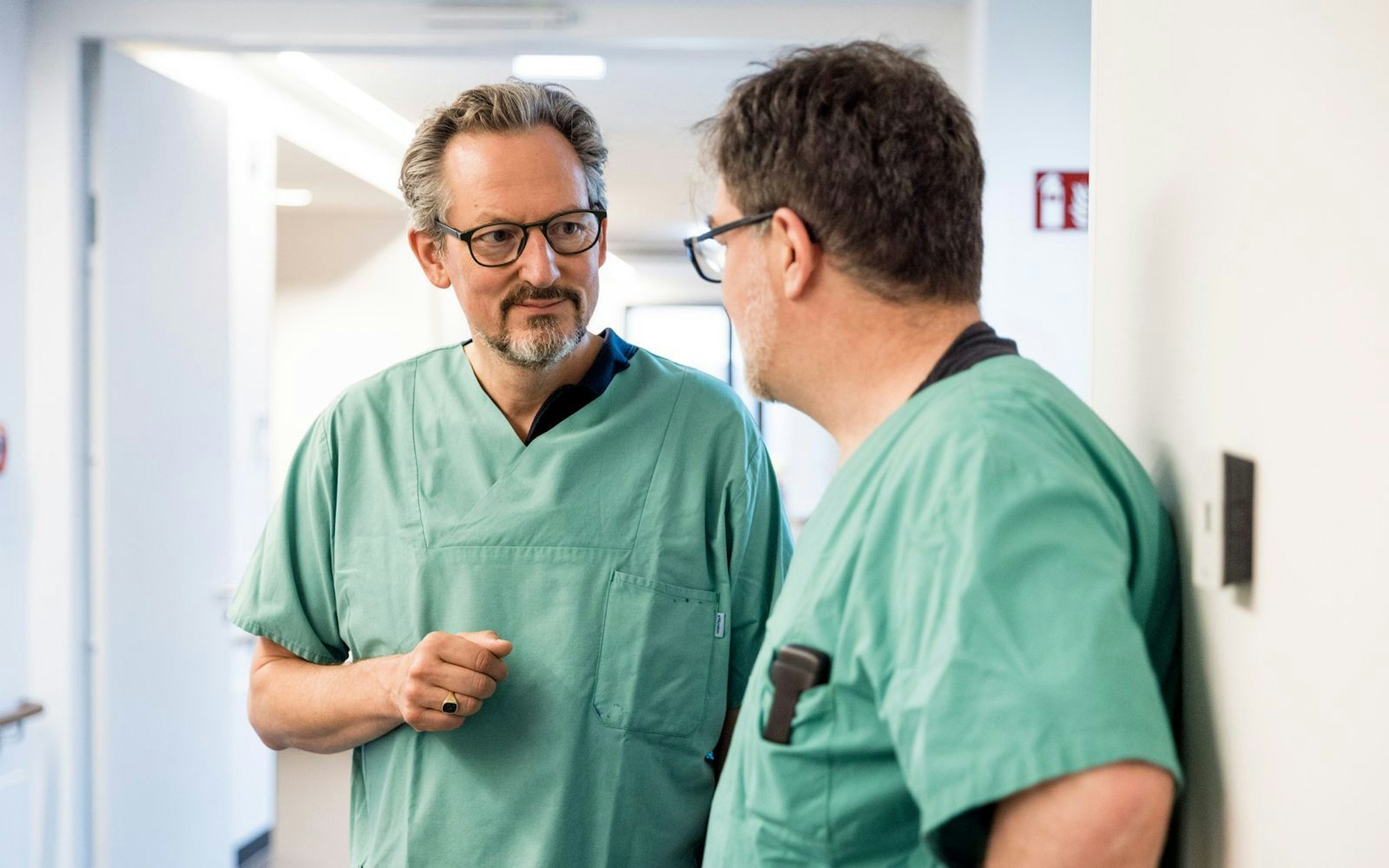 Eckart von Hirschhausen lässt sich von dem Diabetologen Dr. Jan Theil (rechts) erklären, wie stark Zucker sämtliche Organe und Blutgefäße im Körper schädigt. (Bild: WDR / Thomas Kierok)