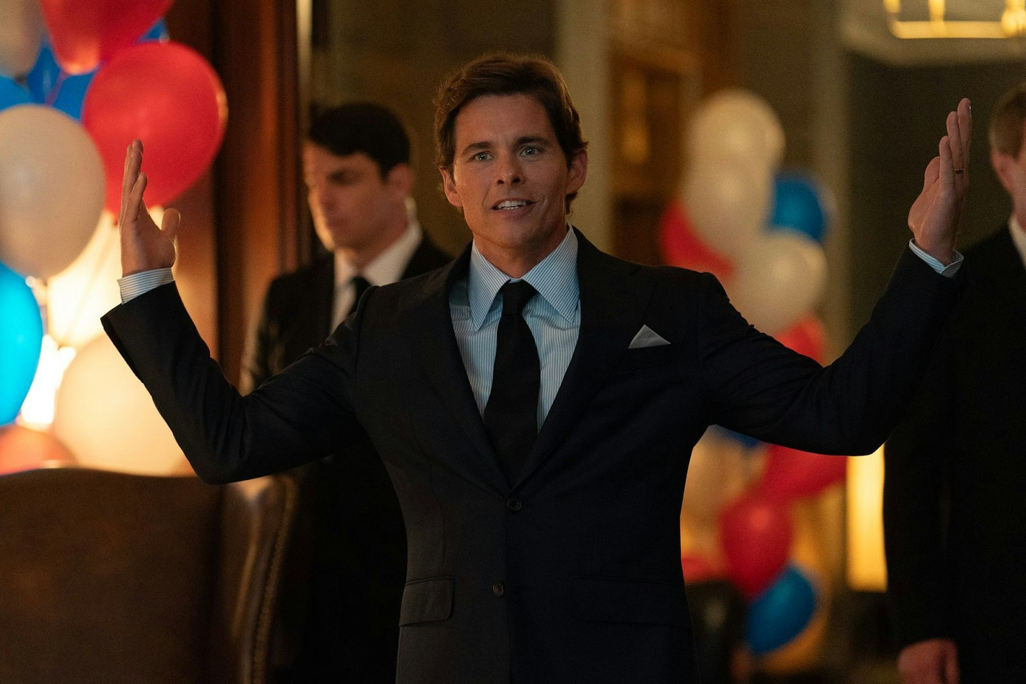 Was wäre „Paradise“ ohne seine (zahlreichen) Rückblicks-Momente? Auch Staffel zwei wird wieder auf mehreren Zeitebenen erzählt. So kann auch der eigentlich schon in Folge eins der ersten Staffel ermordete, Emmy-nominierte Präsident Cal Bradford (James Marsden) zurückkehren. (Bild: © 2025 Disney. All rights reserved.)