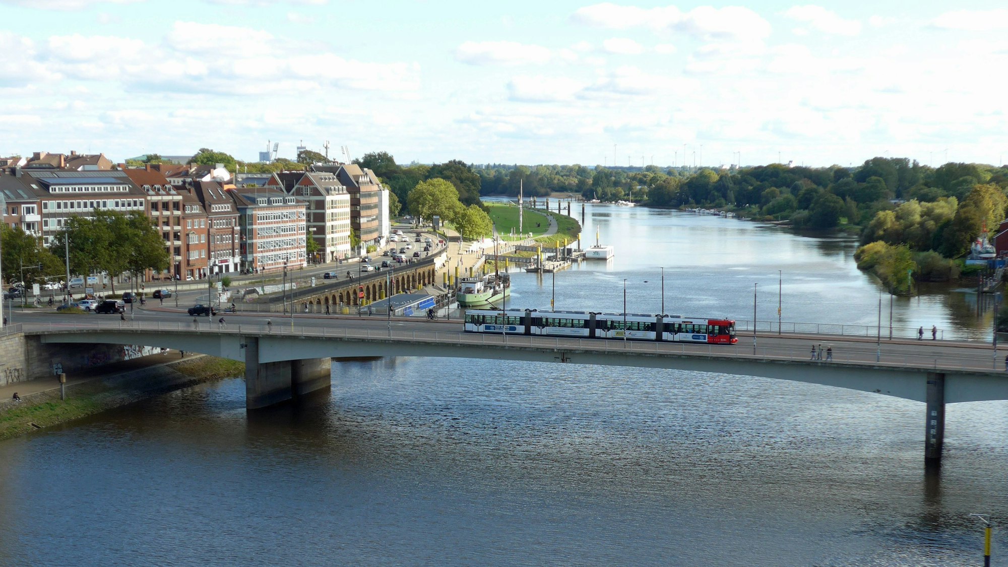 Brücke, Fluss, Stadtansicht und eine Straßenbahn
