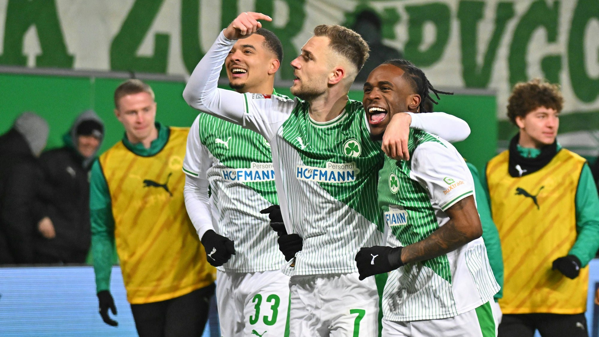 Dennis Srbeny(M.) jubelt nach seinem Treffer für Greuther Fürth gegen Arminia Bielefeld.