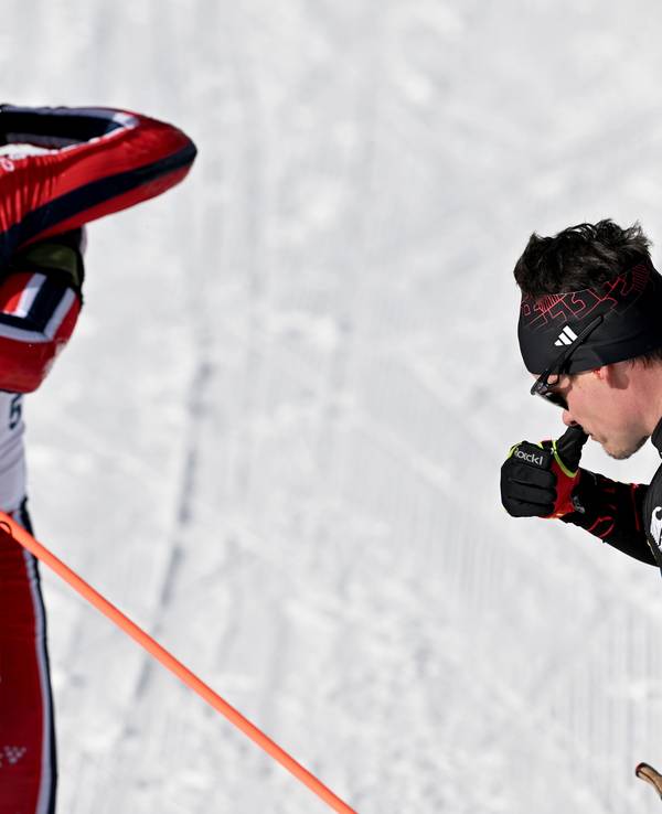Philipp Horn ist enttäuscht, im Hintergrund jubeln zwei Norweger.