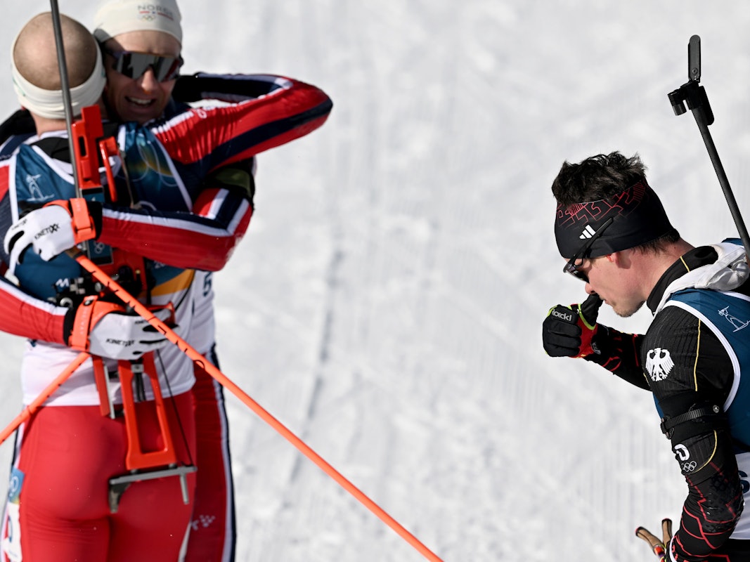 Philipp Horn ist enttäuscht, im Hintergrund jubeln zwei Norweger.